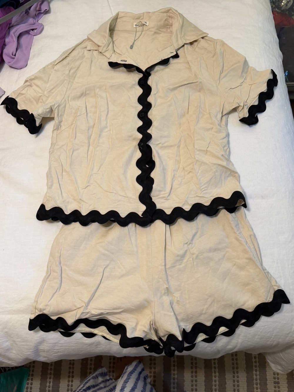 Main Strip Cream Two-Piece Set with Black Trim